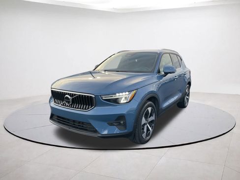 Used 2025 Volvo XC40 B5 Plus image 3