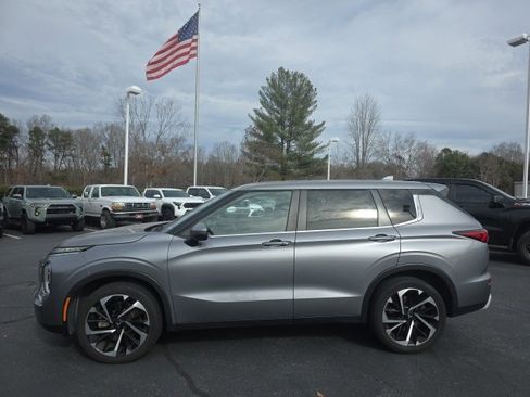 Used 2022 Mitsubishi Outlander SE image 4