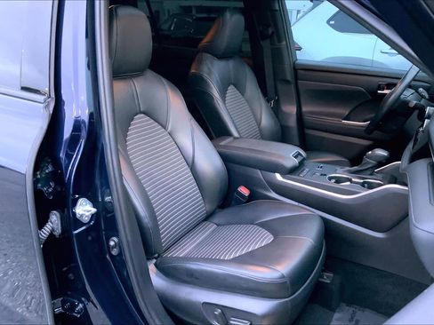 Used 2022 Toyota Highlander XSE FWD image 9