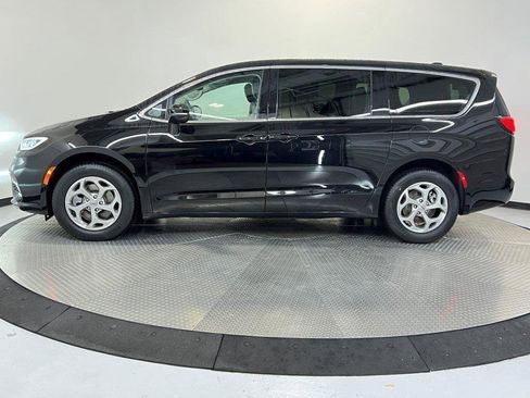 Used 2024 Chrysler Pacifica Limited image 4