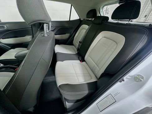 Used 2025 Hyundai Venue SEL FWD image 25