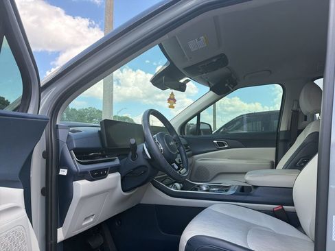 Used 2025 Kia Carnival EX FWD image 3