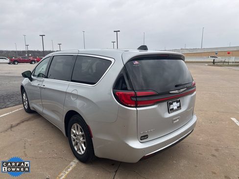 Used 2024 Chrysler Pacifica Touring-L FWD image 5