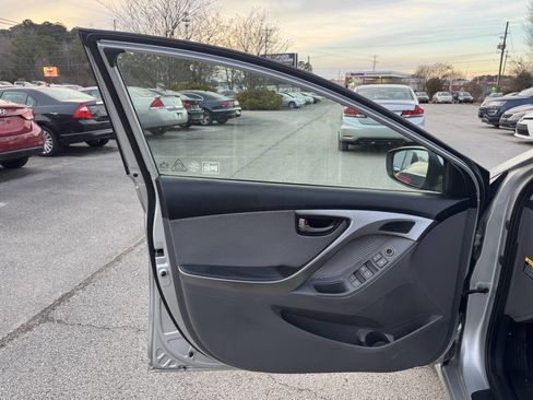 Used 2013 Hyundai Elantra GLS w/ Preferred Pkg image 11