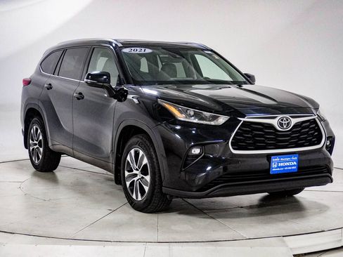 Used 2021 Toyota Highlander XLE AWD/4WD image 15
