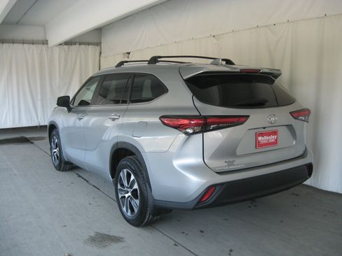 Used 2023 Toyota Highlander XLE image 26