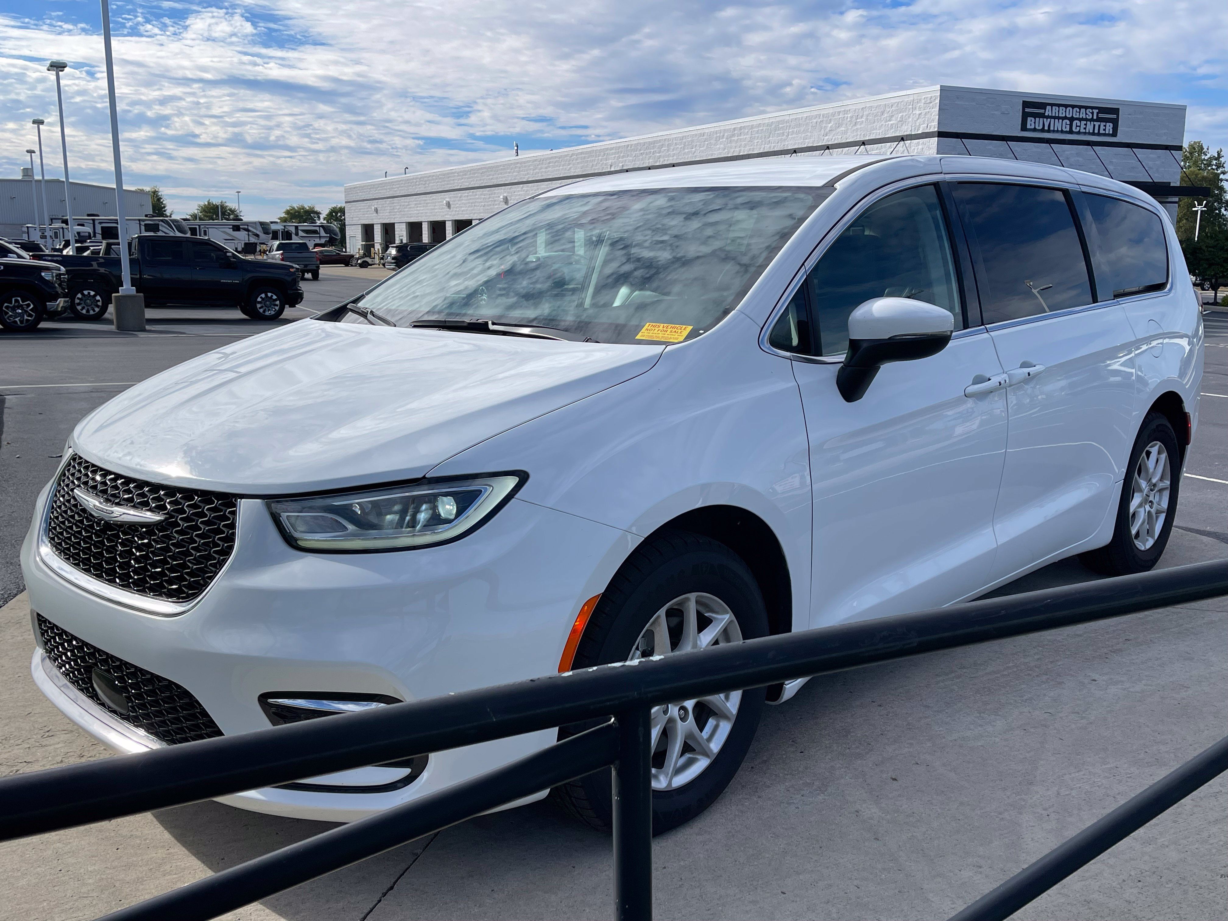 Used 2023 Chrysler Pacifica Touring-L FWD image 3