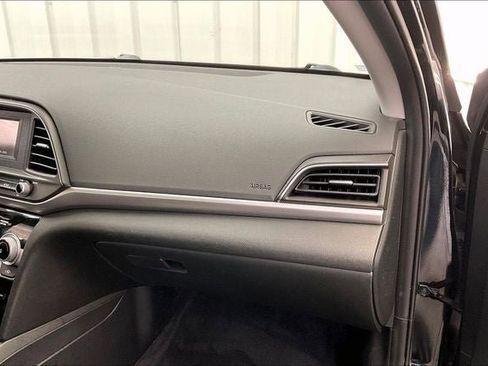 Used 2019 Hyundai Elantra SE w/ Cargo Package FWD image 17