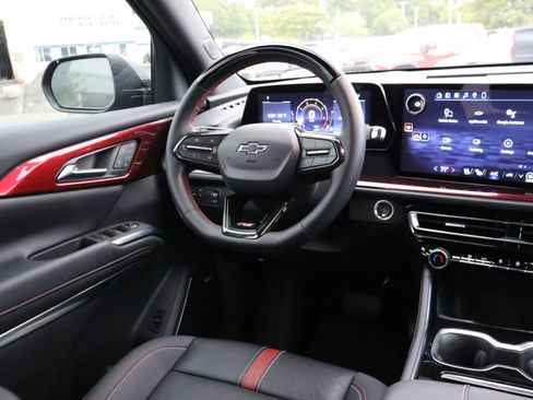 Used 2024 Chevrolet Traverse RS FWD image 13