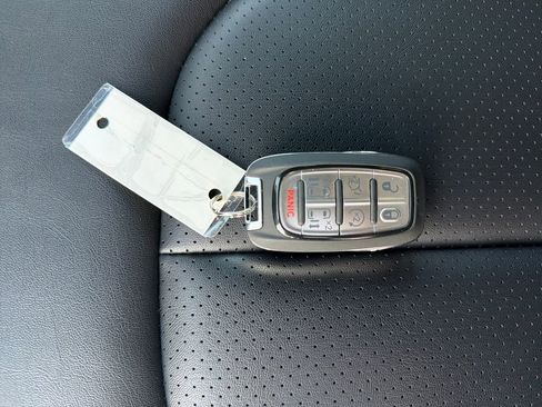 Used 2025 Chrysler Pacifica Select image 27