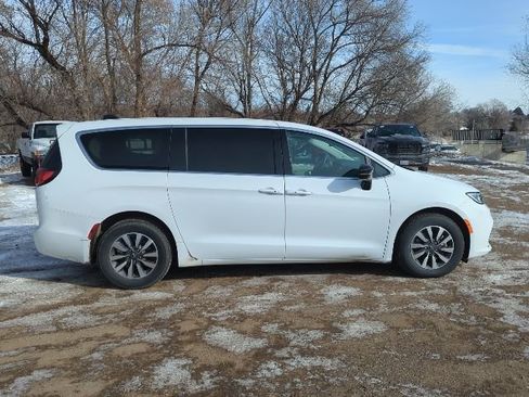 Used 2024 Chrysler Pacifica Select image 4