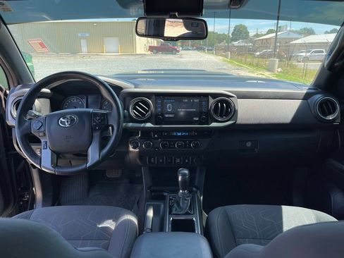 Used 2017 Toyota Tacoma TRD Sport w/ Premium & Technology Package AWD/4WD image 12