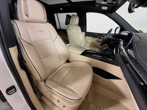 Used 2021 Cadillac Escalade ESV Premium Luxury w/ LPO, Illumination Package AWD/4WD image 28