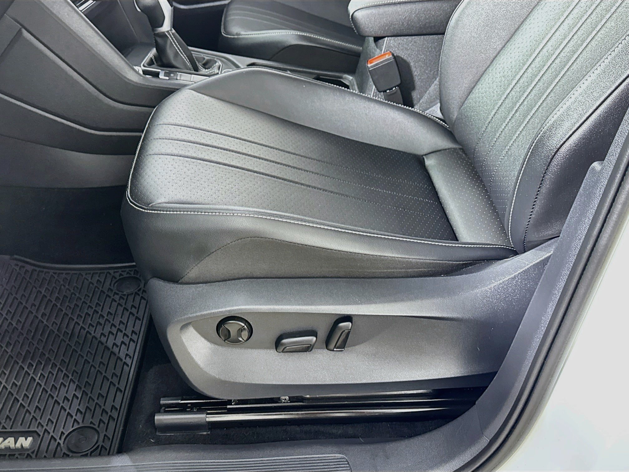 Used 2023 Volkswagen Tiguan SE AWD/4WD image 20