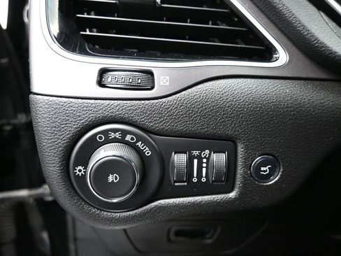 Used 2019 Jeep Cherokee Limited image 15