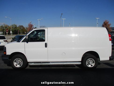 Used 2021 Chevrolet Express 2500 RWD image 1