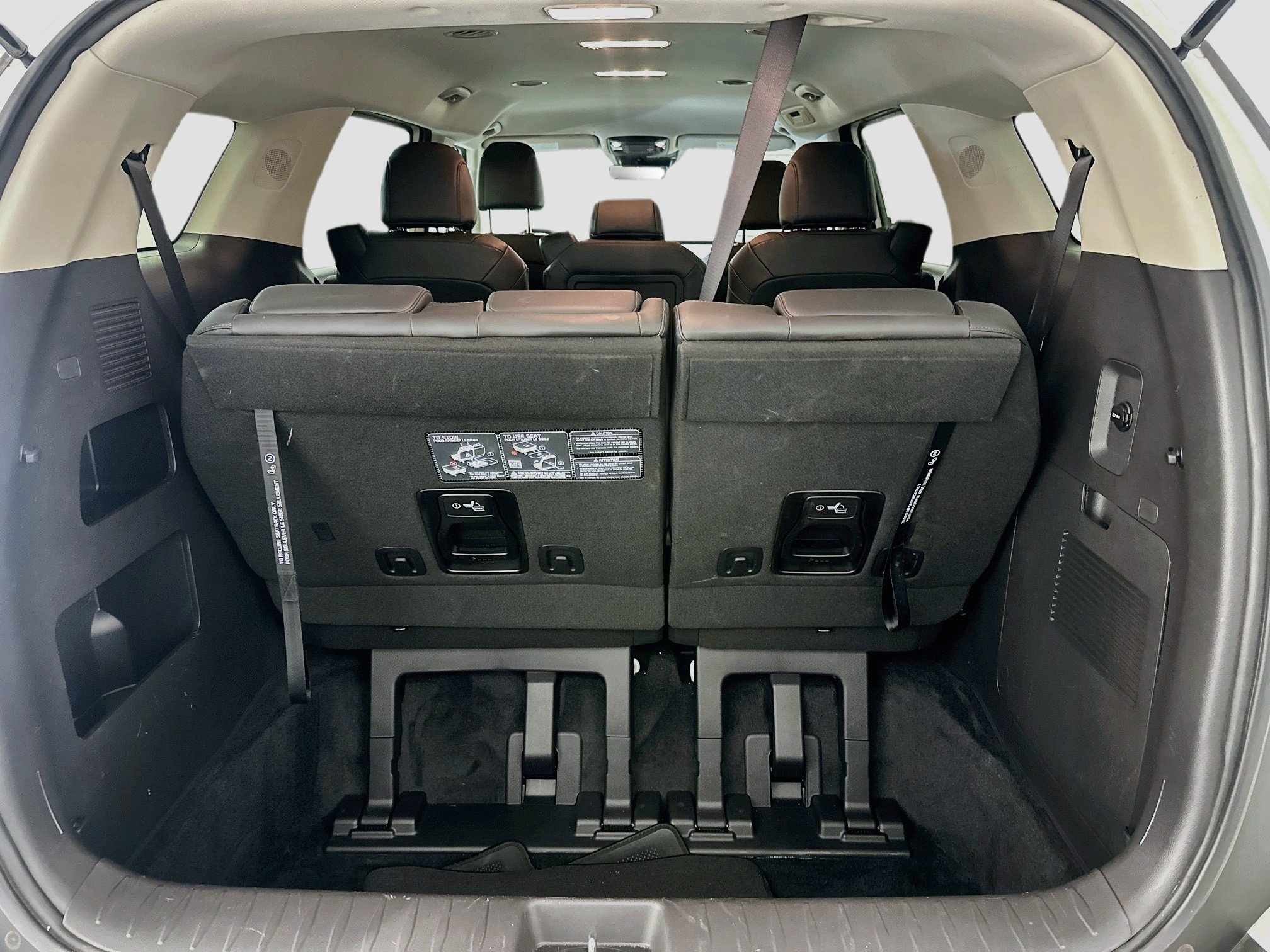Used 2025 Kia Carnival FWD image 31