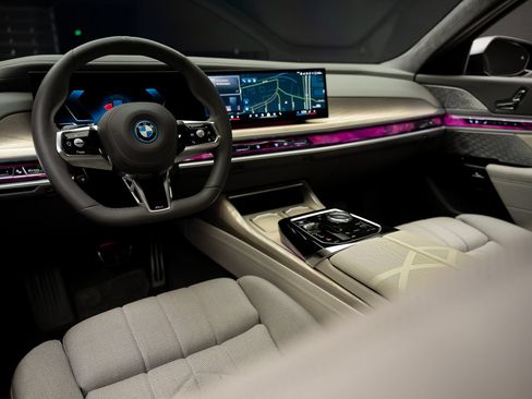 Used 2023 BMW i7 xDrive60 AWD/4WD image 2