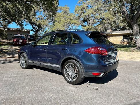Used 2014 Porsche Cayenne Platinum Edition image 2