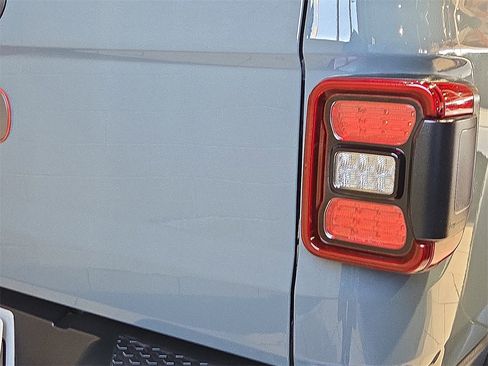 Used 2025 Jeep Gladiator Mojave image 5