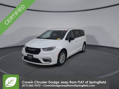 Used 2024 Chrysler Pacifica Touring-L FWD image 6
