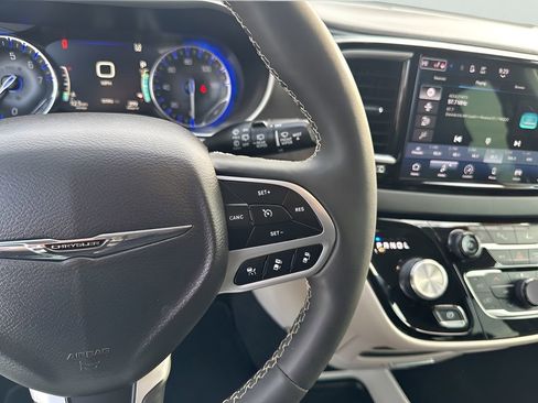 Used 2024 Chrysler Pacifica Touring-L FWD image 22