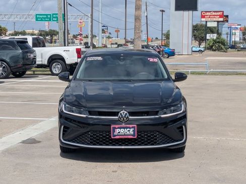 Used 2025 Volkswagen Jetta SE FWD image 2