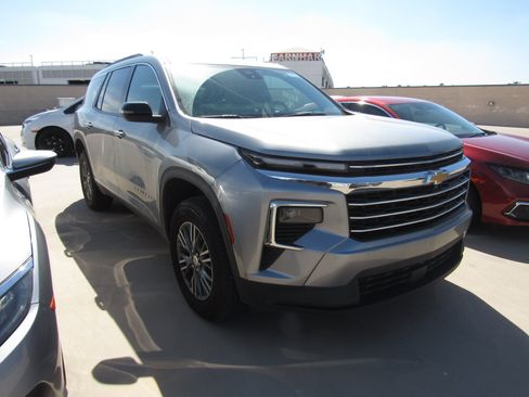 Used 2025 Chevrolet Traverse LT FWD image 2