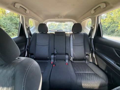 Used 2017 Nissan Rogue S FWD image 11