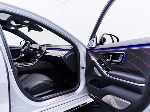 Used 2024 Mercedes-Benz S 63 AMG S w/ Rear Seat Package image 39