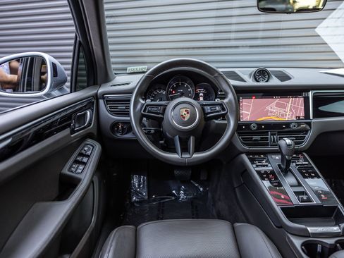 Certified 2024 Porsche Macan AWD/4WD image 12