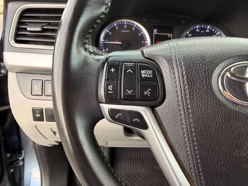 Used 2017 Toyota Highlander Plus w/ Carpet Mat Package FWD image 38