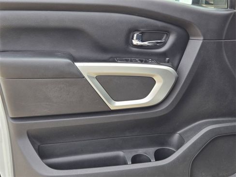 Used 2017 Nissan Titan SV image 11