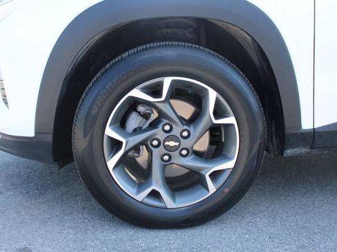 Used 2024 Chevrolet Trax LT w/ Driver Confidence Package FWD image 32