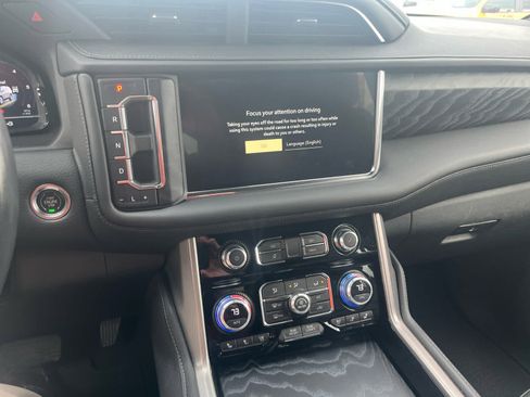 Used 2022 GMC Yukon Denali AWD/4WD image 9
