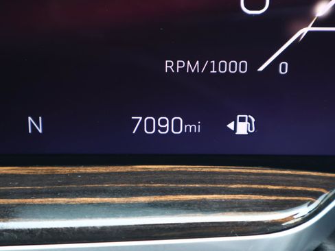 Certified 2025 Cadillac Escalade ESV Luxury image 38