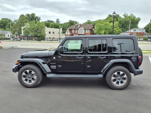 Used 2022 Jeep Wrangler Unlimited Sahara w/ LED Lighting Group AWD/4WD image 30
