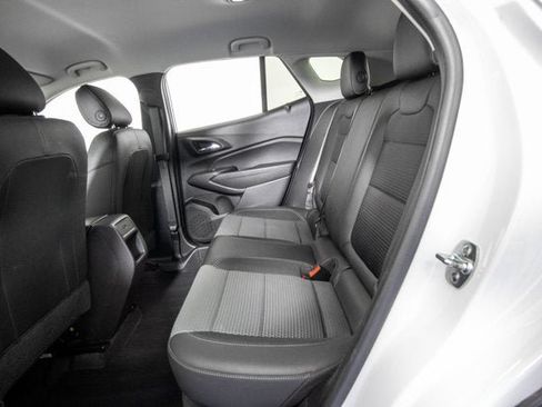 Certified 2025 Chevrolet Trax LT FWD image 11