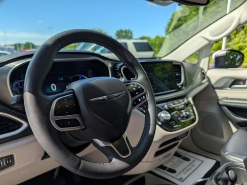 Used 2023 Chrysler Pacifica Touring-L FWD image 25