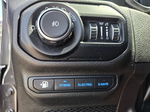 Used 2022 Jeep Wrangler Unlimited Sahara w/ Cold Weather Group AWD/4WD image 12