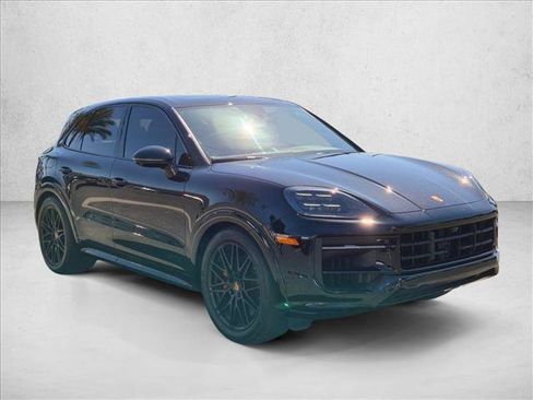 Used 2025 Porsche Cayenne GTS AWD/4WD image 3