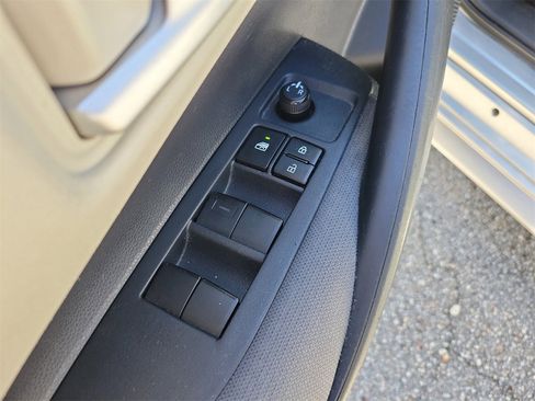 Used 2021 Toyota Corolla LE image 14