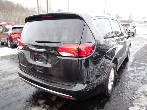 Used 2020 Chrysler Pacifica Touring image 6