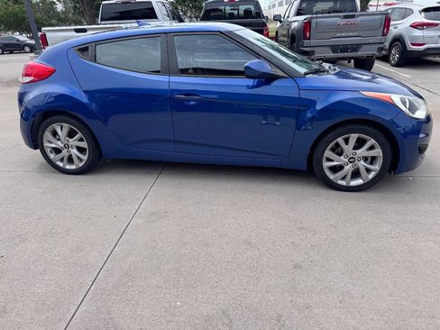 Used 2016 Hyundai Veloster FWD image 4