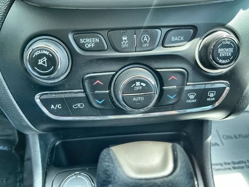 Used 2016 Jeep Cherokee Latitude w/ Comfort/Convenience Group AWD/4WD image 24