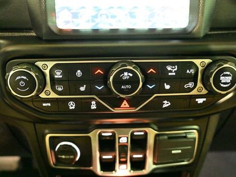 Used 2020 Jeep Wrangler Unlimited Sahara image 33