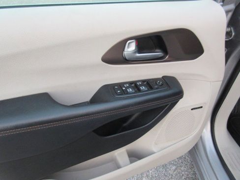 Used 2019 Chrysler Pacifica Touring-L Plus w/ Advanced Safetytec Group image 15