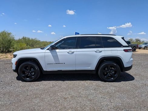 Used 2023 Jeep Grand Cherokee Limited w/ Black Appearance Package AWD/4WD image 9