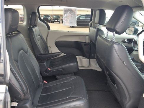 Used 2019 Chrysler Pacifica Touring-L FWD image 30