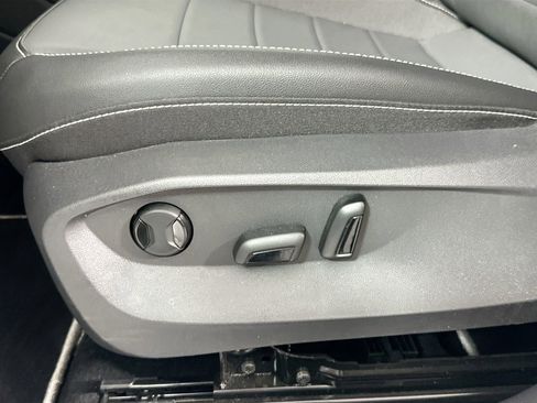 Certified 2023 Volkswagen Taos SE w/ Panoramic Sunroof Package image 17